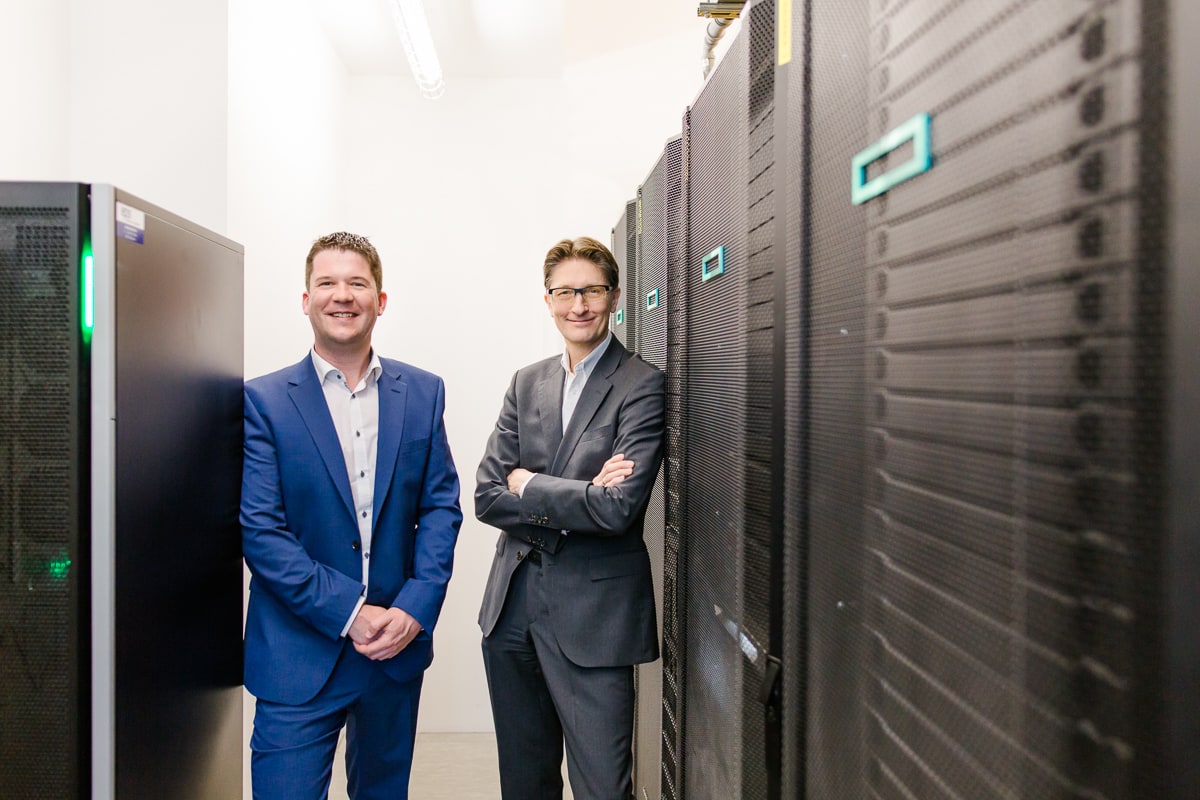 Peter Reisinger von EPS und Ing. Gregor Teichmann von VOR-Verkehrsverbund Ost-Region stehen nebeneinander im Serverraum