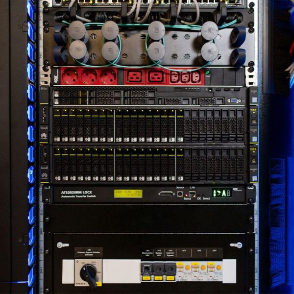 Das ist ein EBS, externer Bypass Schalter fuer USV-Anlagen im 19 Zoll Rack.