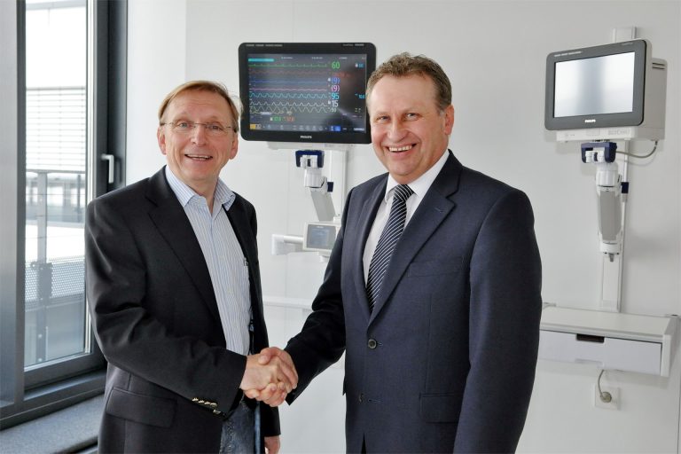 Walter Cerny, Multi Site Service Delivery Manager bei Philips Austria GmbH schuettelt Josef Fruehwirth von EPS die Hand