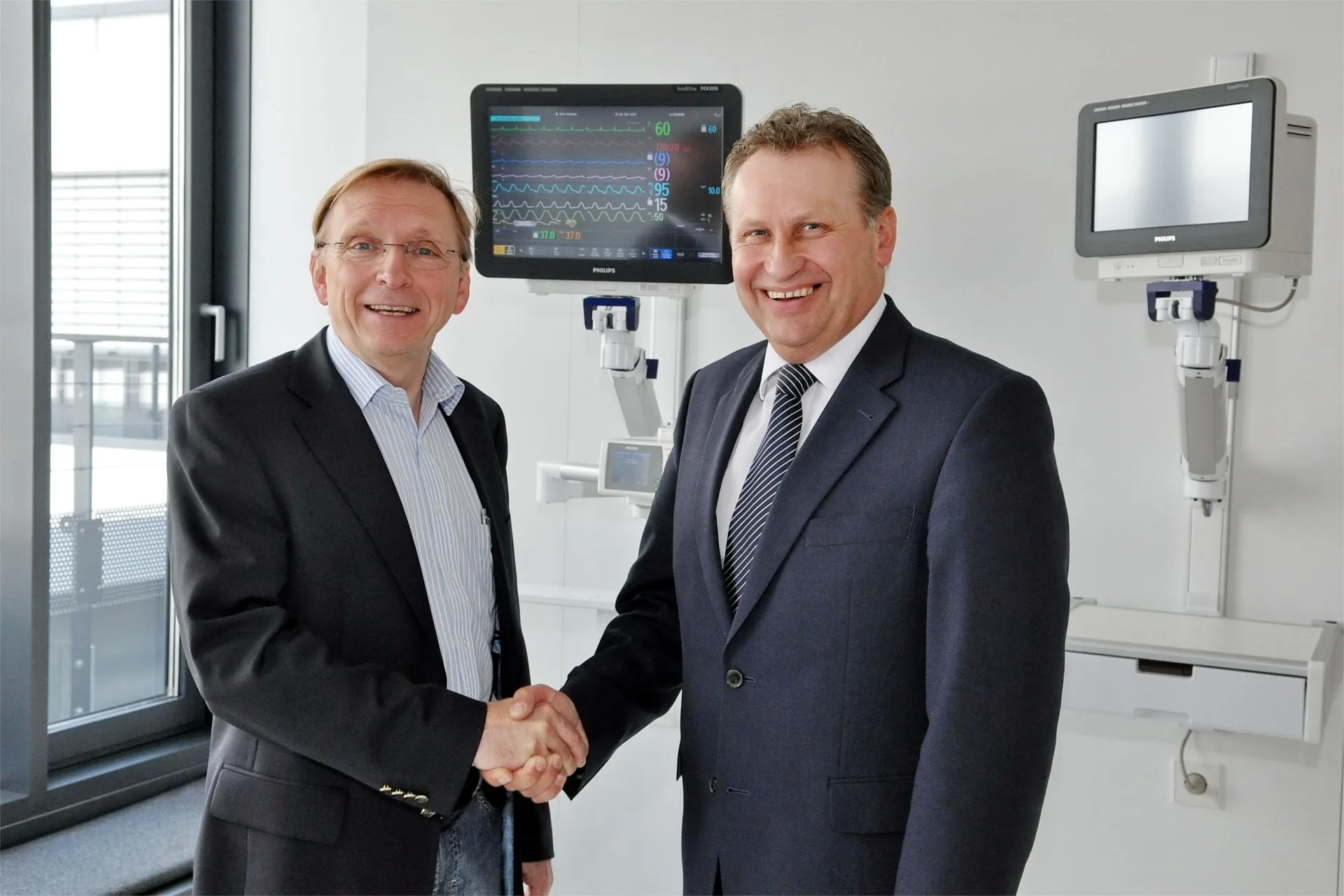 Walter Cerny, Multi Site Service Delivery Manager bei Philips Austria GmbH schuettelt Josef Fruehwirth von EPS die Hand