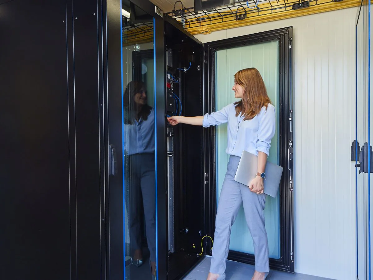 Stefanie Gutleder oeffnet einen Rack im Datacenter Container von EPS.
