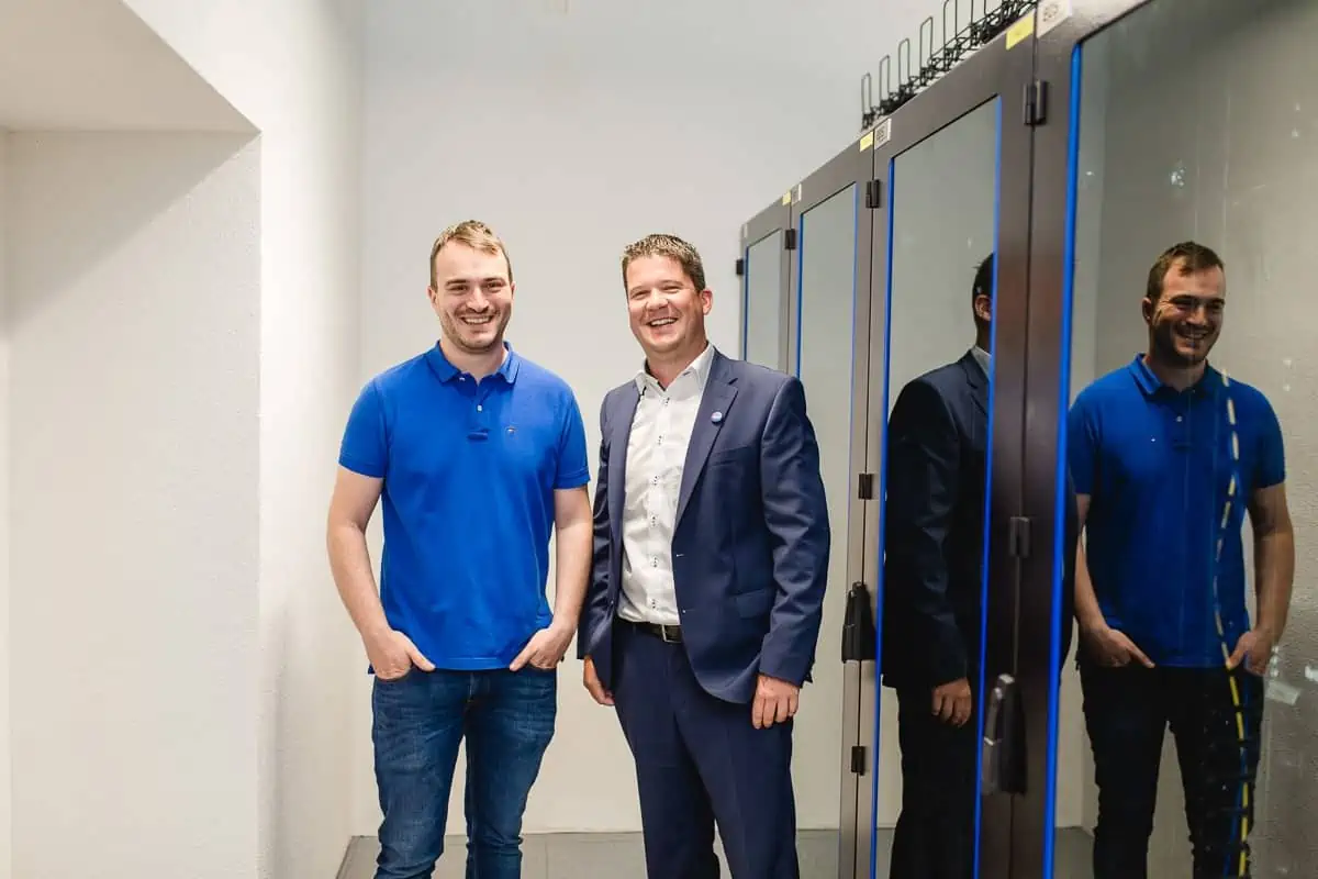 Christoph Voraberger, IT-Projektleiter bei iTworks4you GmbH, und Peter Reisinger, Geschaeftsfuehrer von EPS, stehen im Serverraum vor den Serverschraenken von EPS.