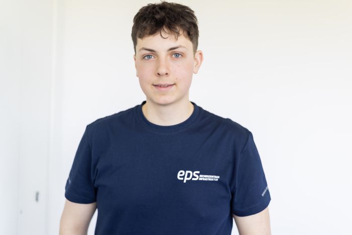 Hier sehen Sie Patrick Schmalzer, Techniker in Ausbildung bei EPS