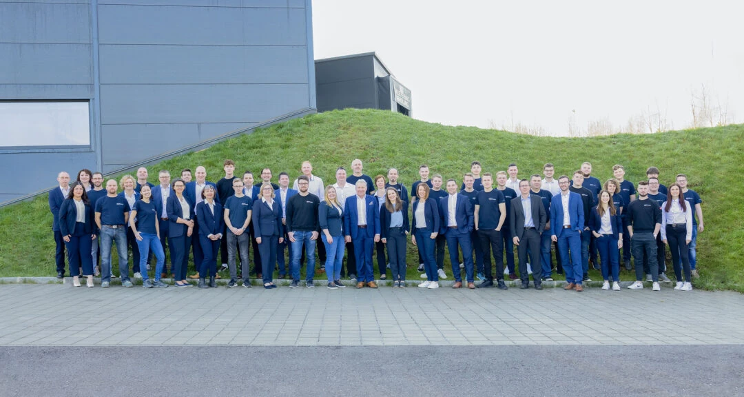 Hier sehen Sie das EPS Team vor dem neuen Buerogebaeude in Dietmanns