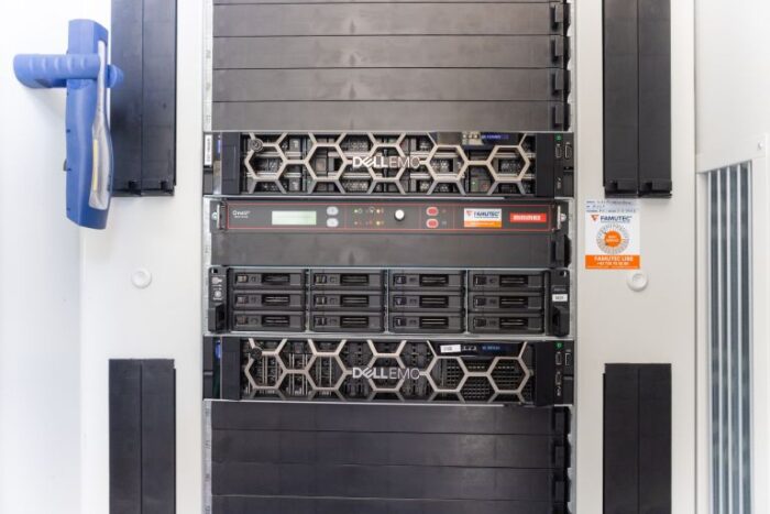 Kompakter Serverschrank mit USV System von EPS