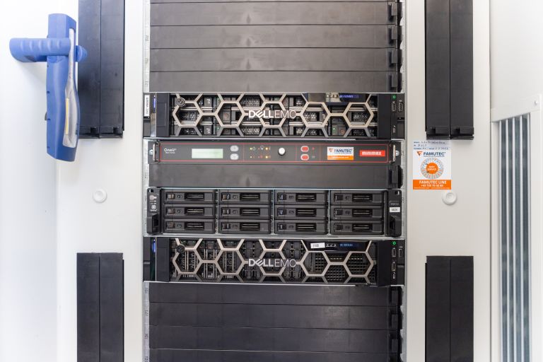 Kompakter Serverschrank mit USV System von EPS