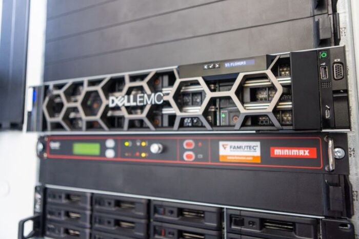 USV-System mit Klimaanlage und Monitoring System fuer IT-Infrastruktur all in one