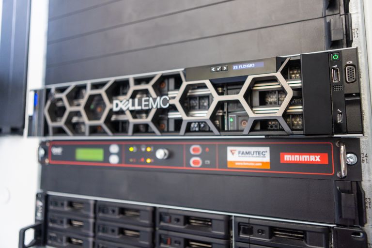 USV-System mit Klimaanlage und Monitoring System fuer IT-Infrastruktur all in one