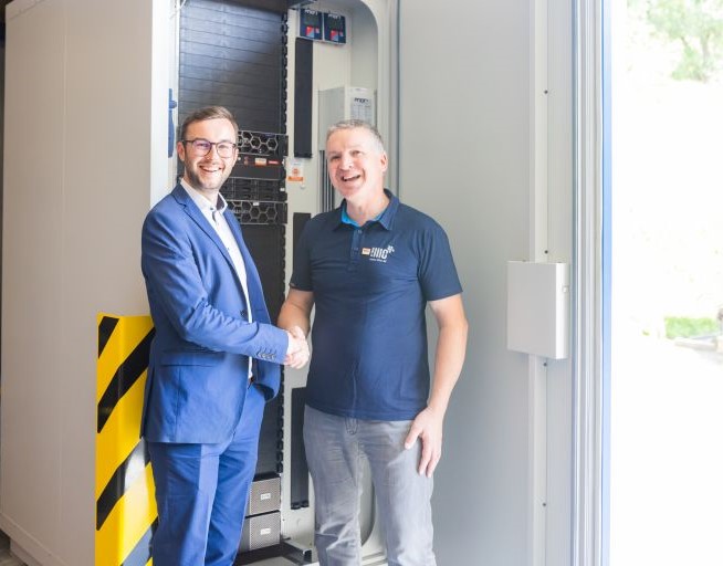 Michael Kainrath und Thomas Knapp geben sich die Hand vor dem IT-SAFE