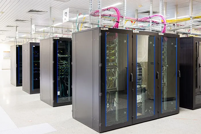 Sie sehen hier einen Serverraum mit Serverschraenken