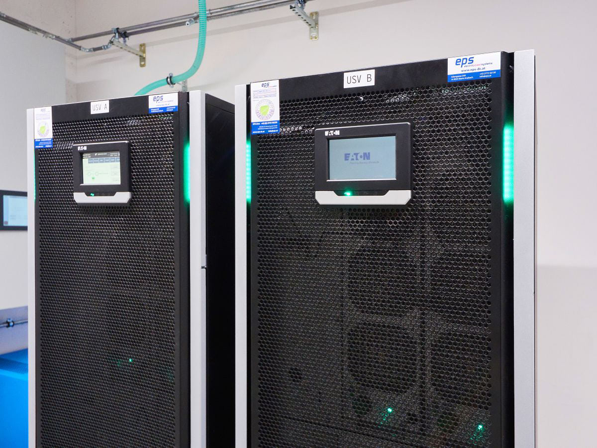 DataCenter Container DC Cont 7 Zwei USV Anlagen der Marke Eaton. Die Anlagen sind schwarz, vorne befindet sich ein Display, welches das Eaton Logo zeigt.