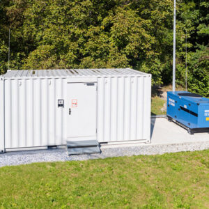 Hier sehen Sie ein Datacenter Container samt Notstromaggregat auf dem Firmengelaende von PKE mit Notstromaggregat