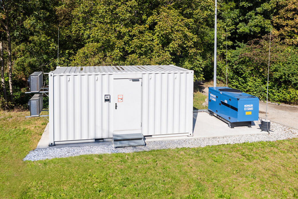 DataCenter Container DC Cont 12 Hier sehen Sie ein Datacenter Container samt Notstromaggregat auf dem Firmengelaende von PKE mit Notstromaggregat