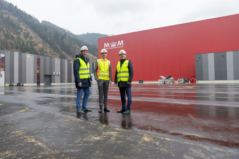 Dejan Vlajic von Eaton Industries, Manuel Staber von Mayr-Melnhof Holz und Peter Reisinger von EPS Electric Power Systems stehen vor dem Hauptgebaeude von Mayr-Melnhof Holz in Leoben.