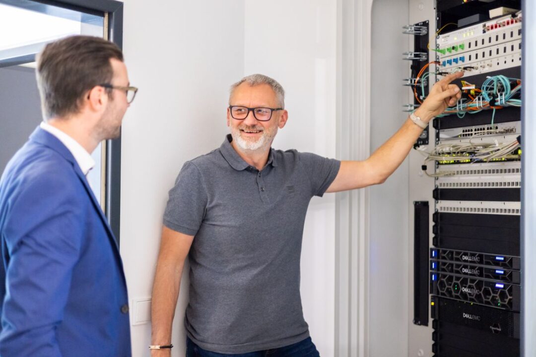 Michael Kainrath von EPS und Michael Rauter von Willingshofer vor dem IT-Safe