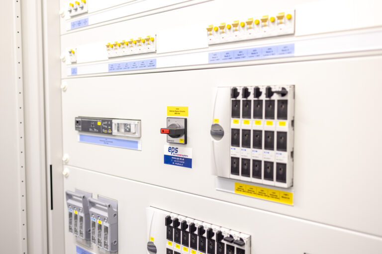 Georedundante Rechenzentrumslösung für SAN Group 3 • Modulare und skalierbare IT-USV Anlage 93PS mit 20kW Power von EPS
