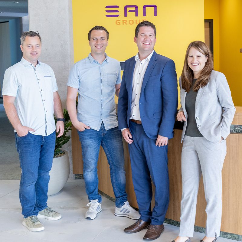EPS Rechenzentrum fuer SAN Group. Sie sehen v.l.n.r.: Rudolf Beranek, IT Specialist (SAN Grroup), Andreas Hahn, Head of Information Technology (SAN Group). Peter Reisinger (Vertriebsleiter EPS), Stefanie Gutleder (Geschäftsführerin EPS)