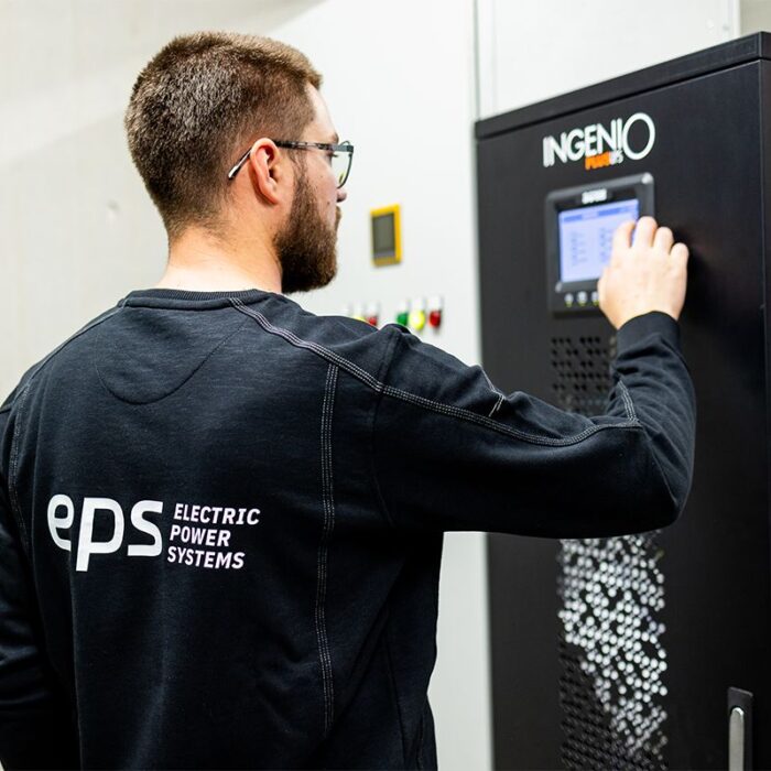 Bernhard Brandtner. Service Leiter von EPS konfiguriert eine Borri USV-Anlage Ingenio MAX