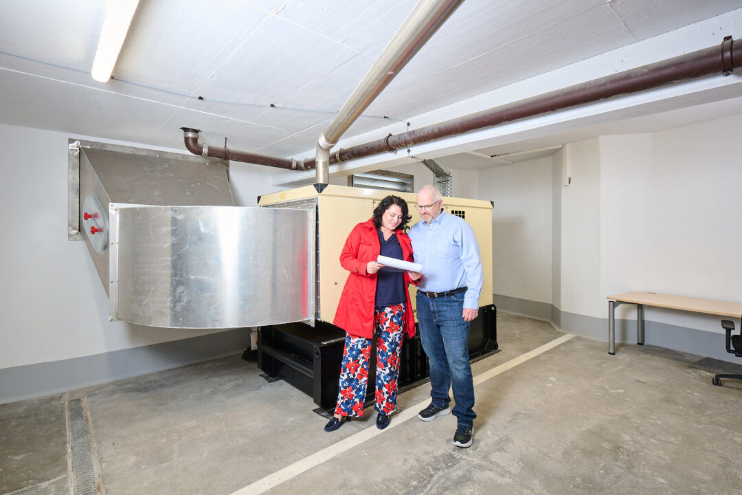 Diana Engel from EPS Rechenzentrum Infrastruktur with Bruno Durst Volksbank Raffeisenbank Nordoberpfalz in front of the emergency power generator