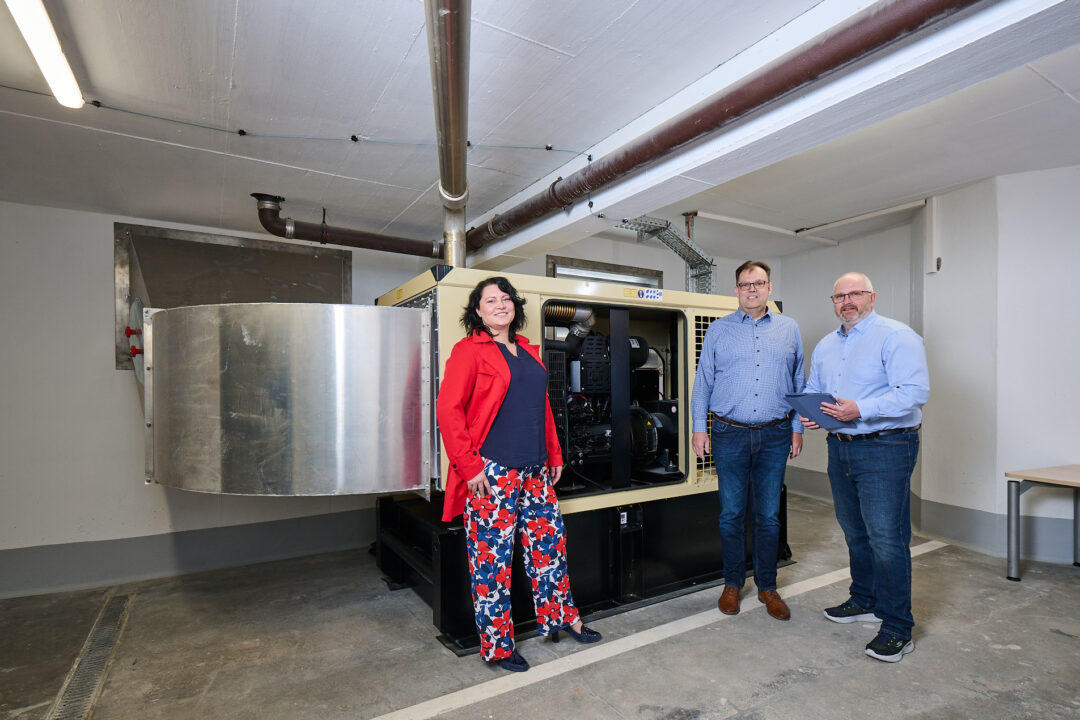 Diana Engel after the installation of the emergency power generator for the Volksbank Raiffeisenbank Nordoberpfalz eG