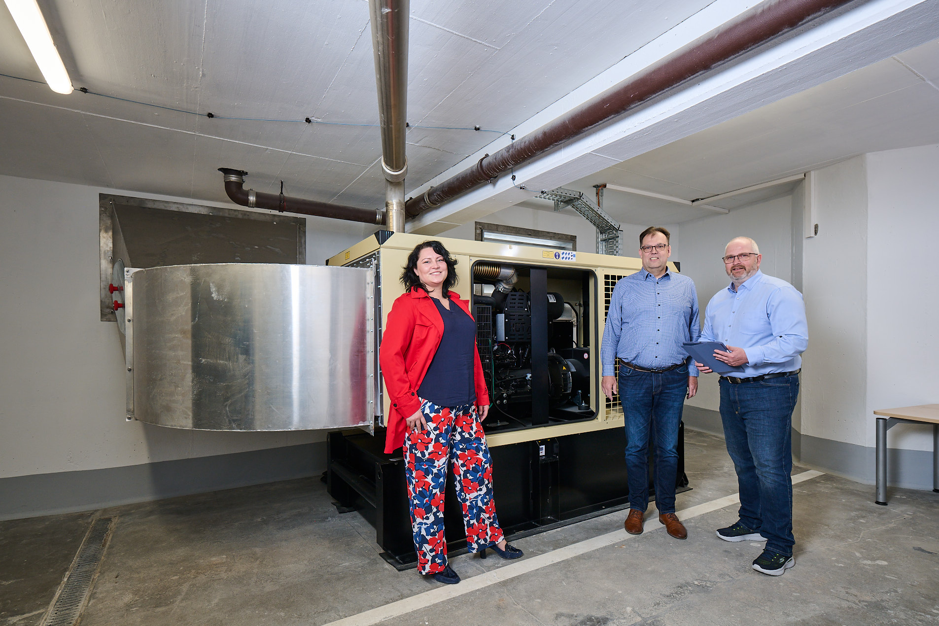 Diana Engel after the installation of the emergency power generator for the Volksbank Raiffeisenbank Nordoberpfalz eG