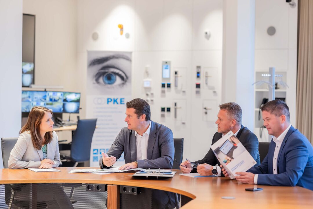 Serverraum Spezialist EPS realisiert mobilen High-Cube DC Container für PKE 1 Sie sehen hier Stefanie Gutleder, Geschaeftsfuehrerin von EPS Electric Power Systems, Matthias Koppensteiner, Mitglied des Vorstandes bei PKE, Manfred Jiras, IT-Leiter bei PKE, und Peter Reisinger, Vertriebsleiter bei EPS