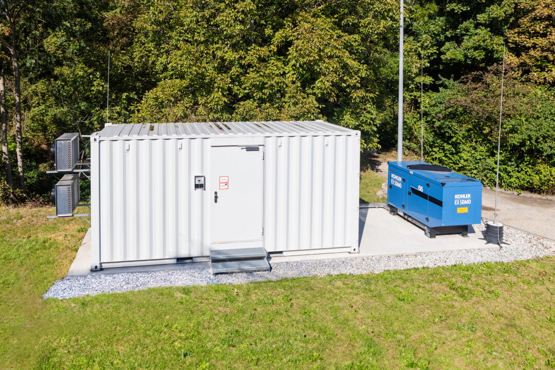 Serverraum Spezialist EPS realisiert mobilen High-Cube DC Container für PKE 3 Datacenter Container von EPS und an der Seite ein Diesel Notstromaggregat