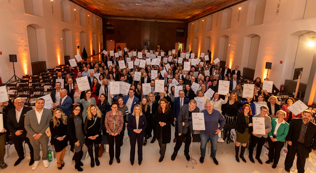 Gruppenfoto bei der Verleihung des Zertifikats fuer die Vereinbarkeit von Beruf und Familie