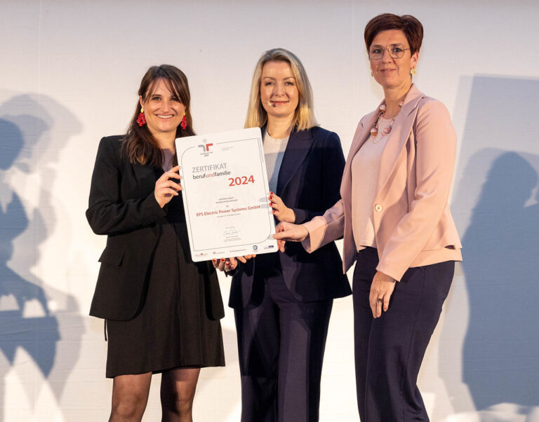 Stefanie Gutleder, Managing Director of EPS, SC Bermadett Humer, Head of Section for Family and Youth, and Eva Schulmeister, Human Resources at EPS, show the certificate for the compatibility of family and career