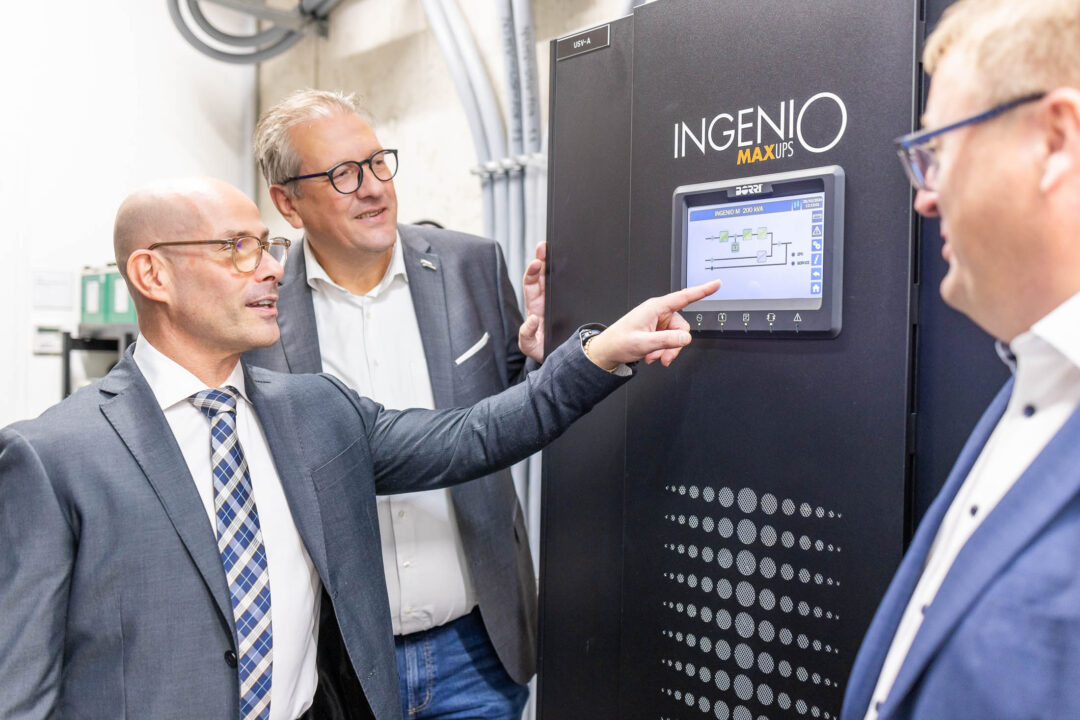 Luca Cappello von Borri with Bernhard Lamprecht and Stefan Rainer in front of the Borri Ingenio MAX UPS system