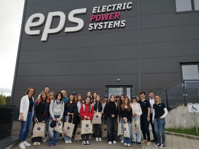 The third grade of the New Middle School Weitra visits the EPS location in Dietmanns and poses in front of the company building