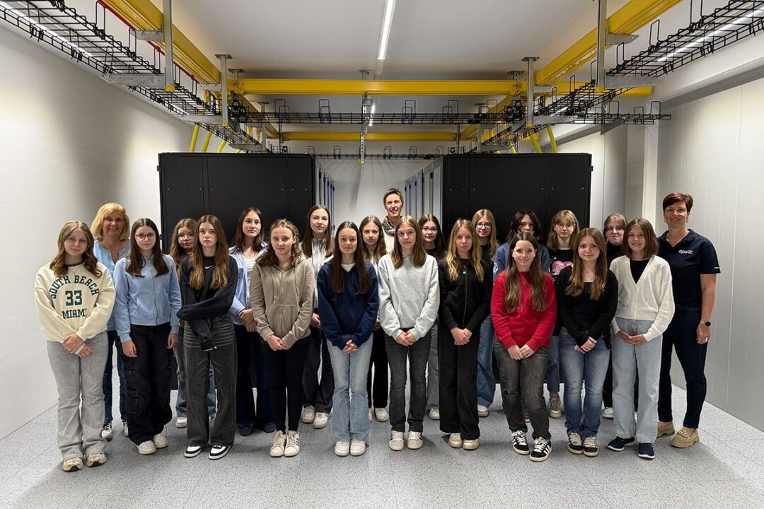 Die Schuelerinnen und die Lehrerinnen der Neuen Mittelschule Weitra besichtigen den Serverraum der EPS in Dietmanns