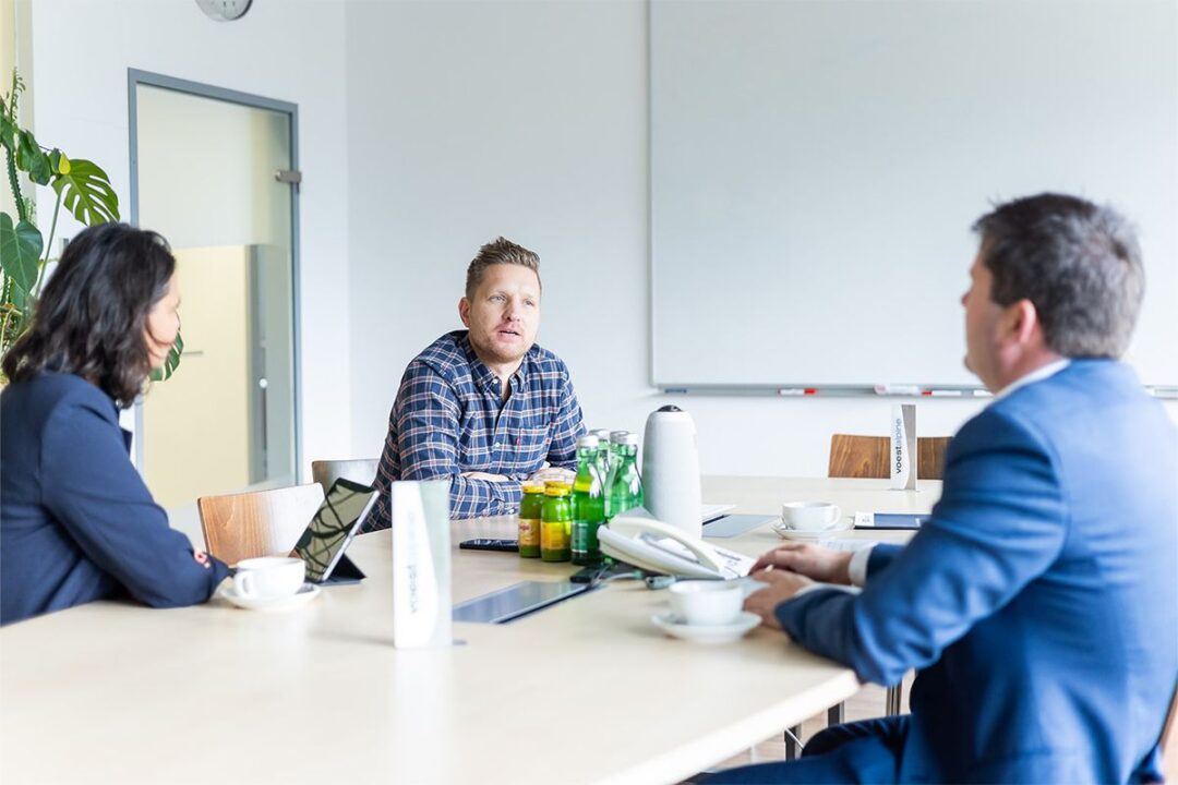Christoph Klaminger, voestalpine Tubulars, in an interview with Michaela Sadleder, Managing Director of Eaton Austria and Switzerland, and Peter Reisinger, Managing Director of EPS