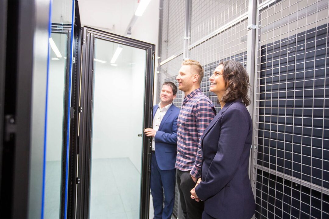 Michaela Sadleder, Managing Director of Eaton Austria and Switzerland, Christoph Klaminger, voestalpine Tubulars, and Peter Reisinger, Managing Director of EPS, are in the redundant server room