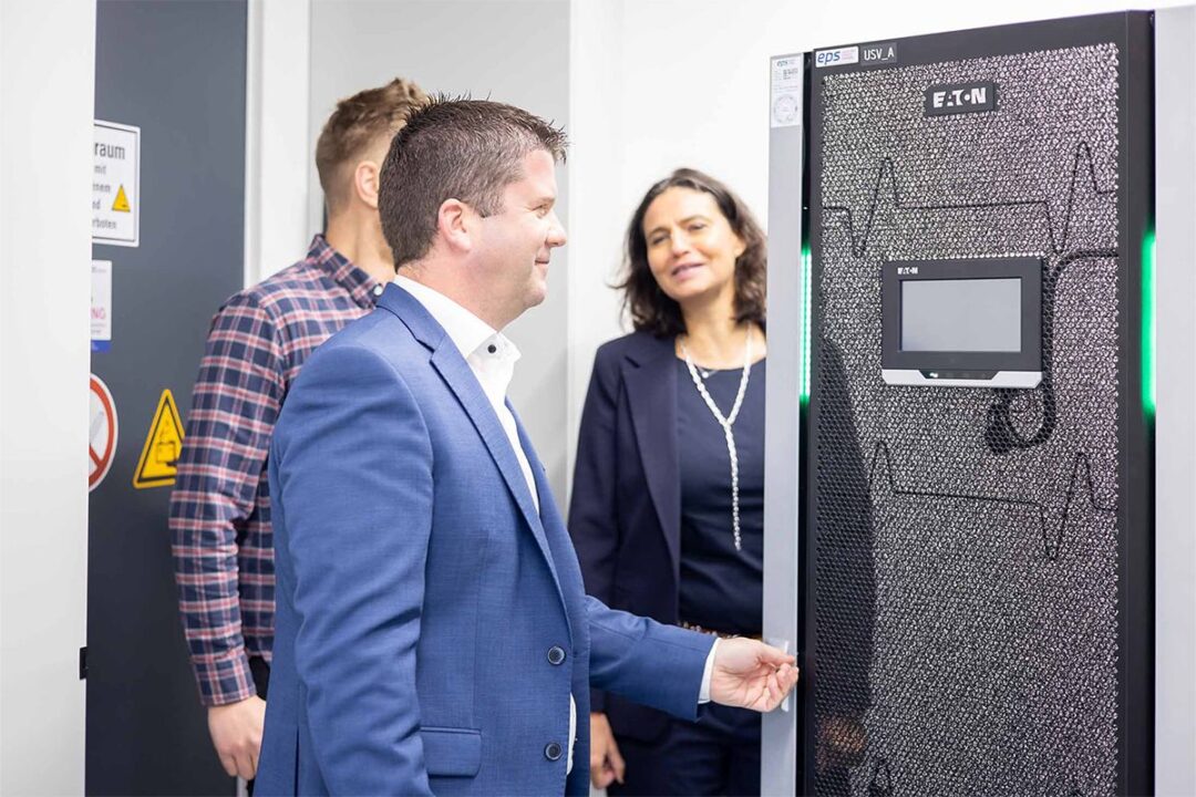 Peter Reisinger, EPS, together with Christoph Klaminger, voestalpine Tubulars, and Michaela Sadleder, Eaton Austria, in front of an Eaton UPS system