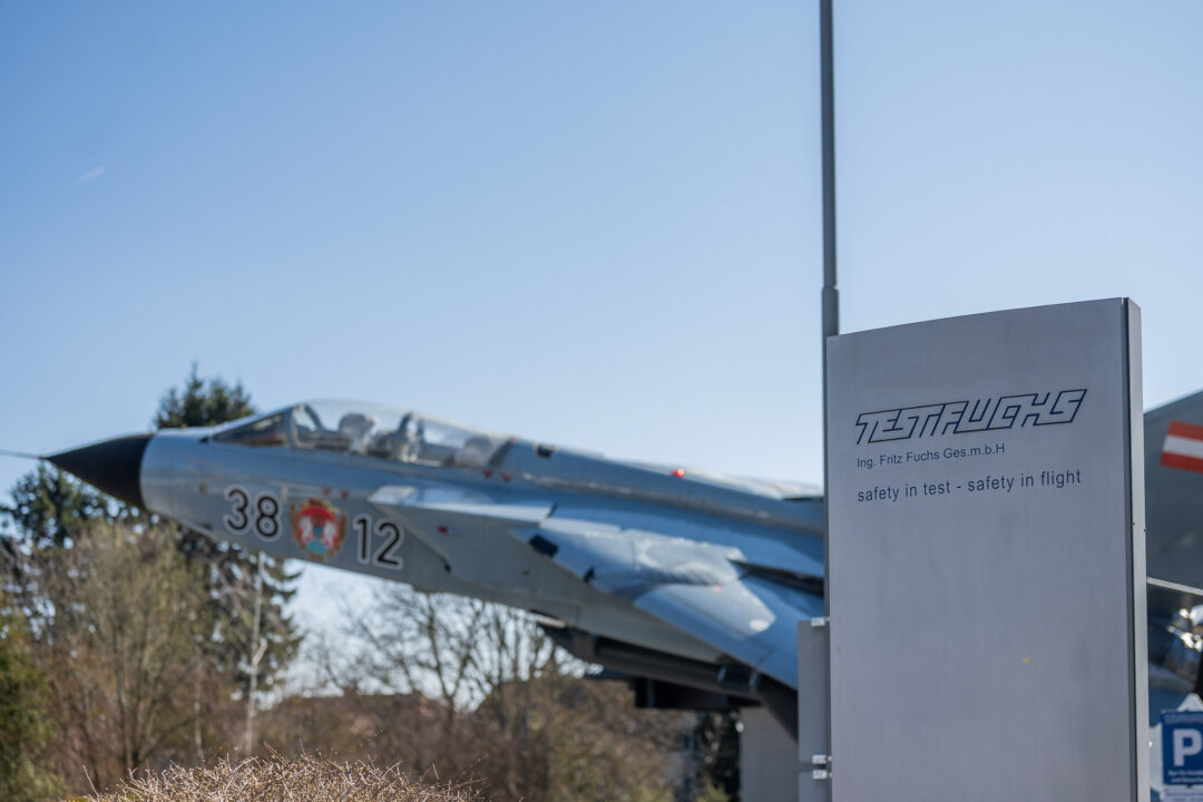 Flugzeugmodell und Logo von TEST-FUCHS vor dem Hauptgebaeude in Gross-Siegharts.