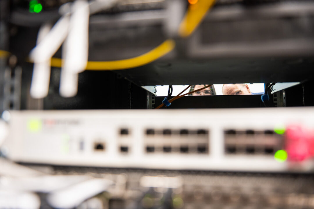 Sie sehen das Innenleben der USV-Anlage mit gezielter Luftkuehlung.