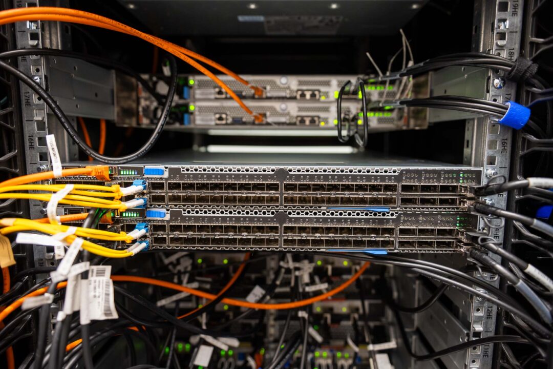 Einsatz von RCS-Serverracks mit integrierter Kalt- und Warmgang-Abschottung.