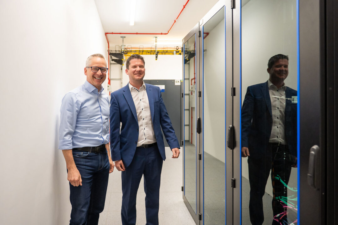 Volker Fuchs, Geschaeftsfuehrer von TEST-FUCHS, und Peter Reisinger, Geschaeftsfuehrer von EPS, stehen im neuen Serverraum.