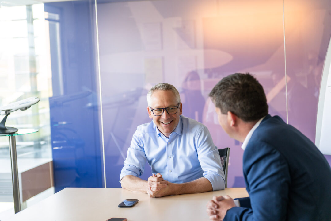 Volker Fuchs, Geschaeftsfuehrer von TEST-FUCHS, und Peter Reisinger, Geschaeftsfuehrer von EPS, sitzen beisammen für ein Interview.