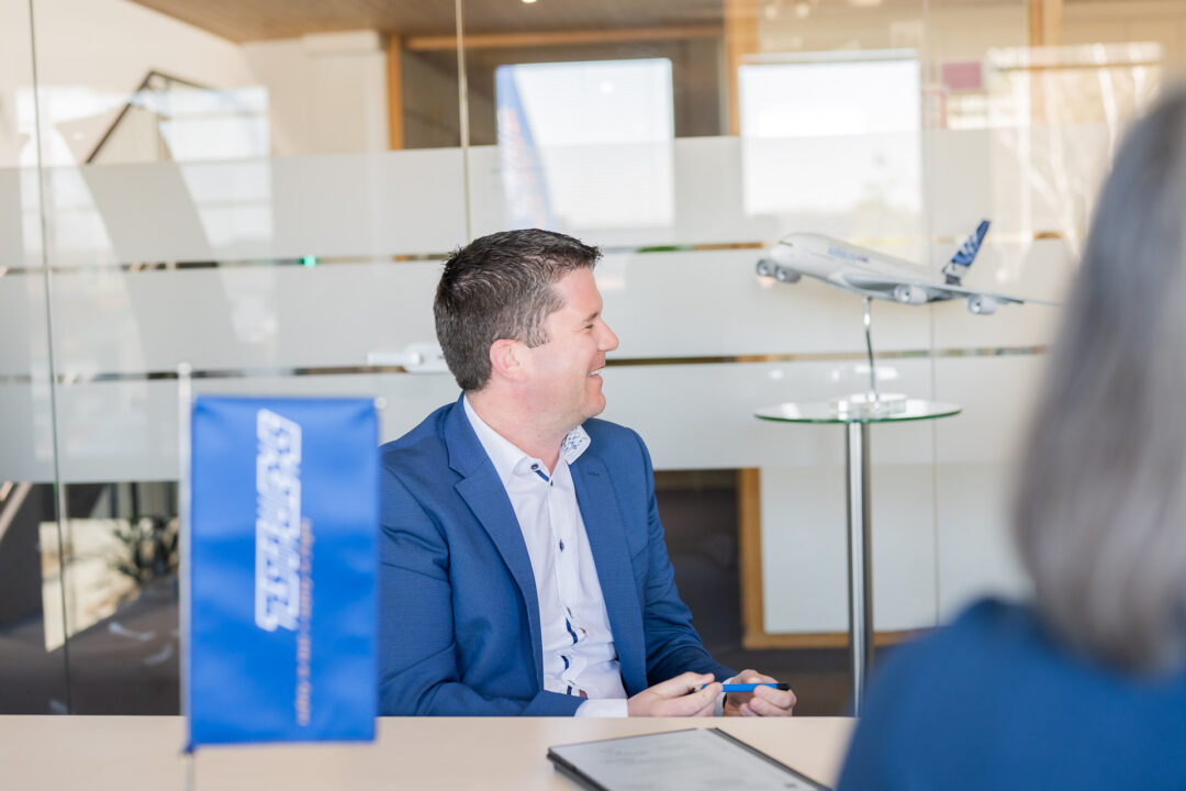 Peter Reisinger, Geschaeftsfuehrer von EPS, im Gespraech mit Bernhard Weber, Abteilungsleiter IT-Infrastruktur bei TEST-FUCHS.