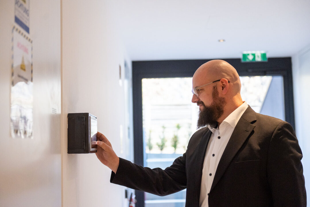 Bernhard Weber, Abteilungsleiter IT-Infrastruktur bei TEST-FUCHS, beim Eintritt in den neuen Serverraum.