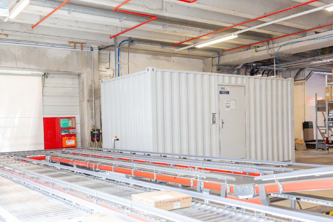 Hochwasser 2024: Containerlösung von EPS sichert IT-Betrieb bei Würth Österreich 4 Datacenter Container von EPS seitlich gesehen.
