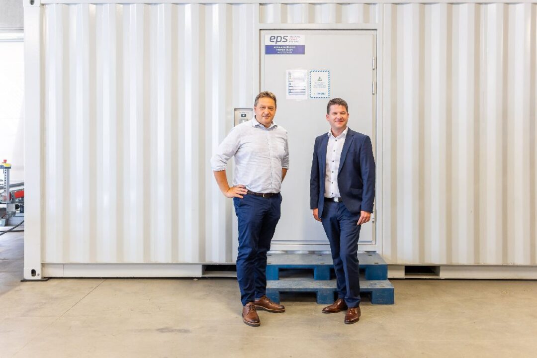Hochwasser 2024: Containerlösung von EPS sichert IT-Betrieb bei Würth Österreich 6 Christian Puchmayr und Peter Reisinger stehen vor dem Datacenter Container in Boeheimkirchen.