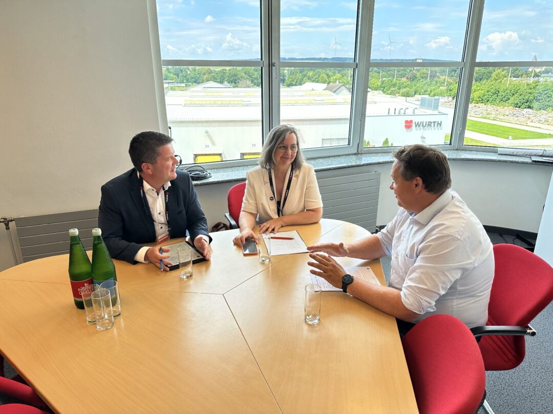 Hochwasser 2024: Containerlösung von EPS sichert IT-Betrieb bei Würth Österreich 2 Peter Reisinger, Geschaeftsfuehrer von EPS, Irene Mondon-Stutterecker, Marketing und PR bei EPS, und Christian Puchmayr, IT-Leiter bei Wuerth, im Interview ueber den neuen DC-CONT Datacenter Container.