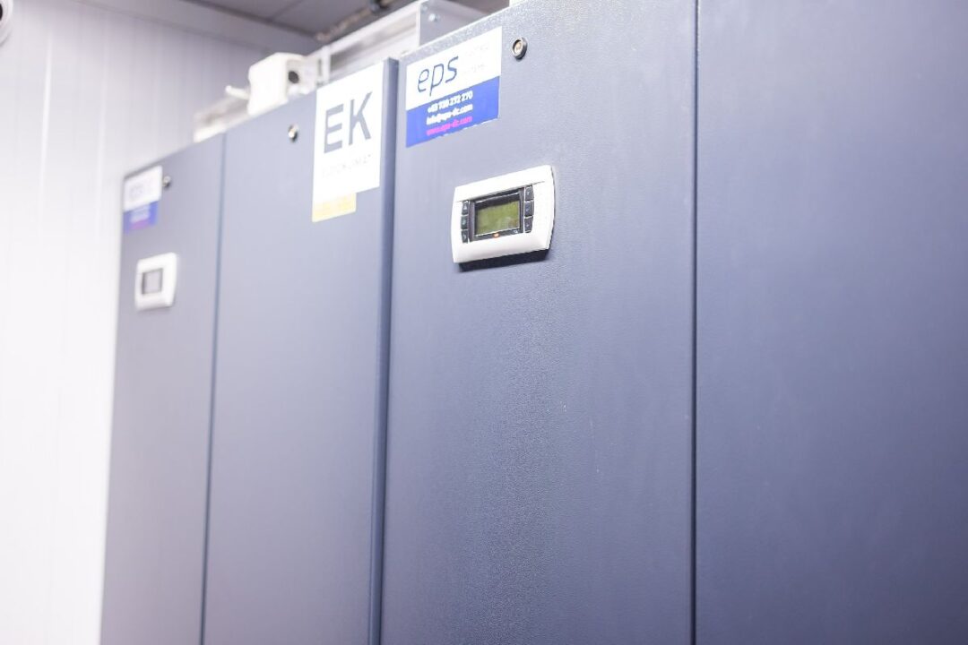 Hochwasser 2024: Containerlösung von EPS sichert IT-Betrieb bei Würth Österreich 8 Die IT-Kühlung erfolgt über RCS-Serverracks mit integrierten, regulierbaren Kaltluftlamellen sowie einer Kalt-/Warmgangtrennung