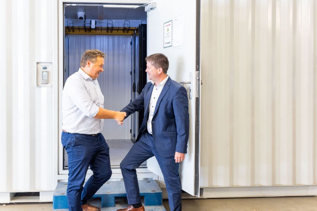 Hochwasser 2024: Containerlösung von EPS sichert IT-Betrieb bei Würth Österreich 9 Christian Puchmayr und Peter Reisinger schuetteln die Haende vor dem Datacenter Container.