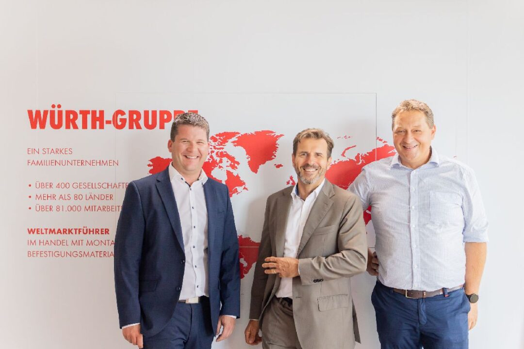Hochwasser 2024: Containerlösung von EPS sichert IT-Betrieb bei Würth Österreich 10 Sie sehen Peter Reisinger, Geschaeftsfuehrer von EPS Electric Power Systems GmbH, Alfred Wurmbrand, Geschaeftsfuehrer von Wuerth Oesterreich, und Christian Puchmayr, Leitung IT bei Wuerth Oesterreich.