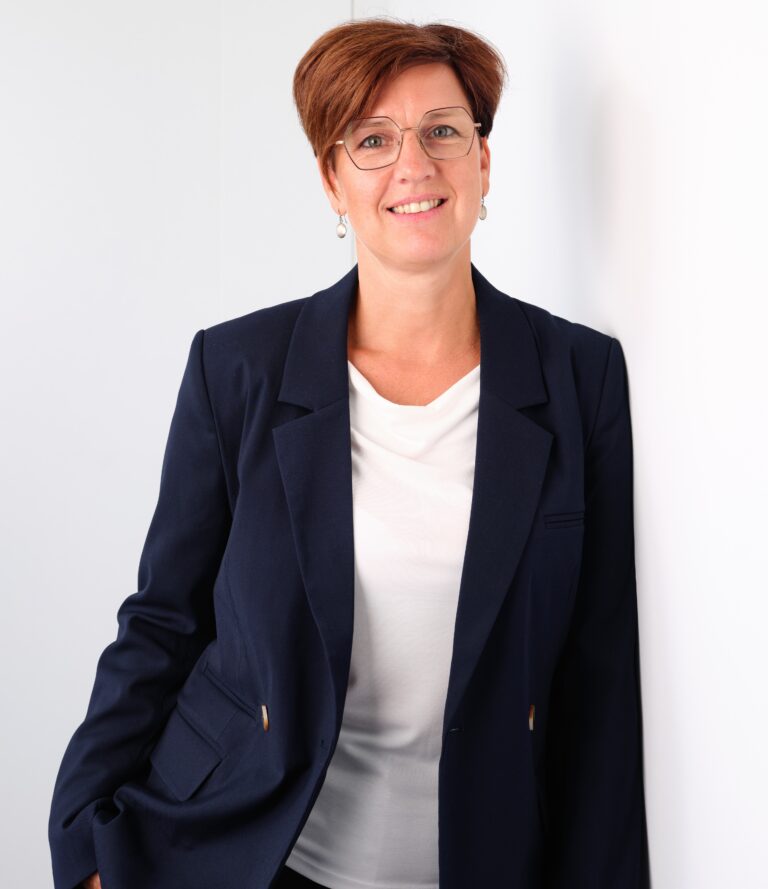 Eva Schulmeister ist fuer Personal und Office Management in Dietmanns bei EPS Electric Power Systems GmbH zustaendig.