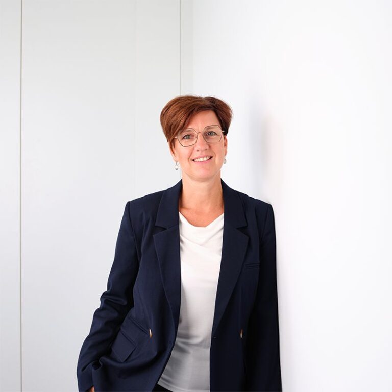 Eva Schulmeister ist fuer Personal und Office Management in Dietmanns bei EPS Electric Power Systems GmbH zustaendig.